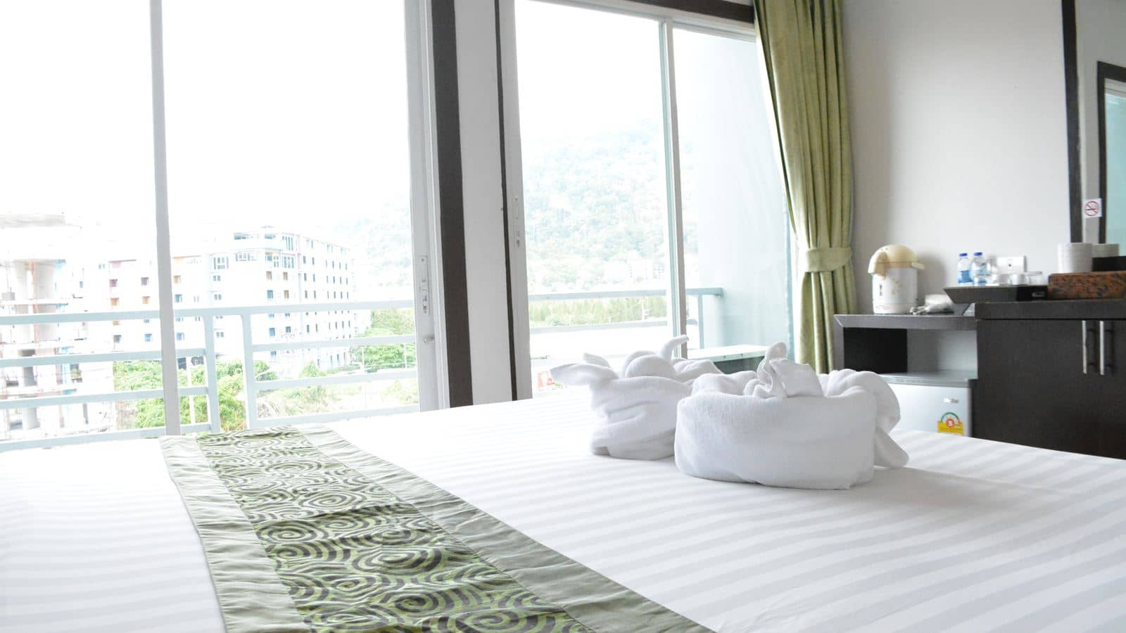 rooms-deluxe-room-with-bathtub
