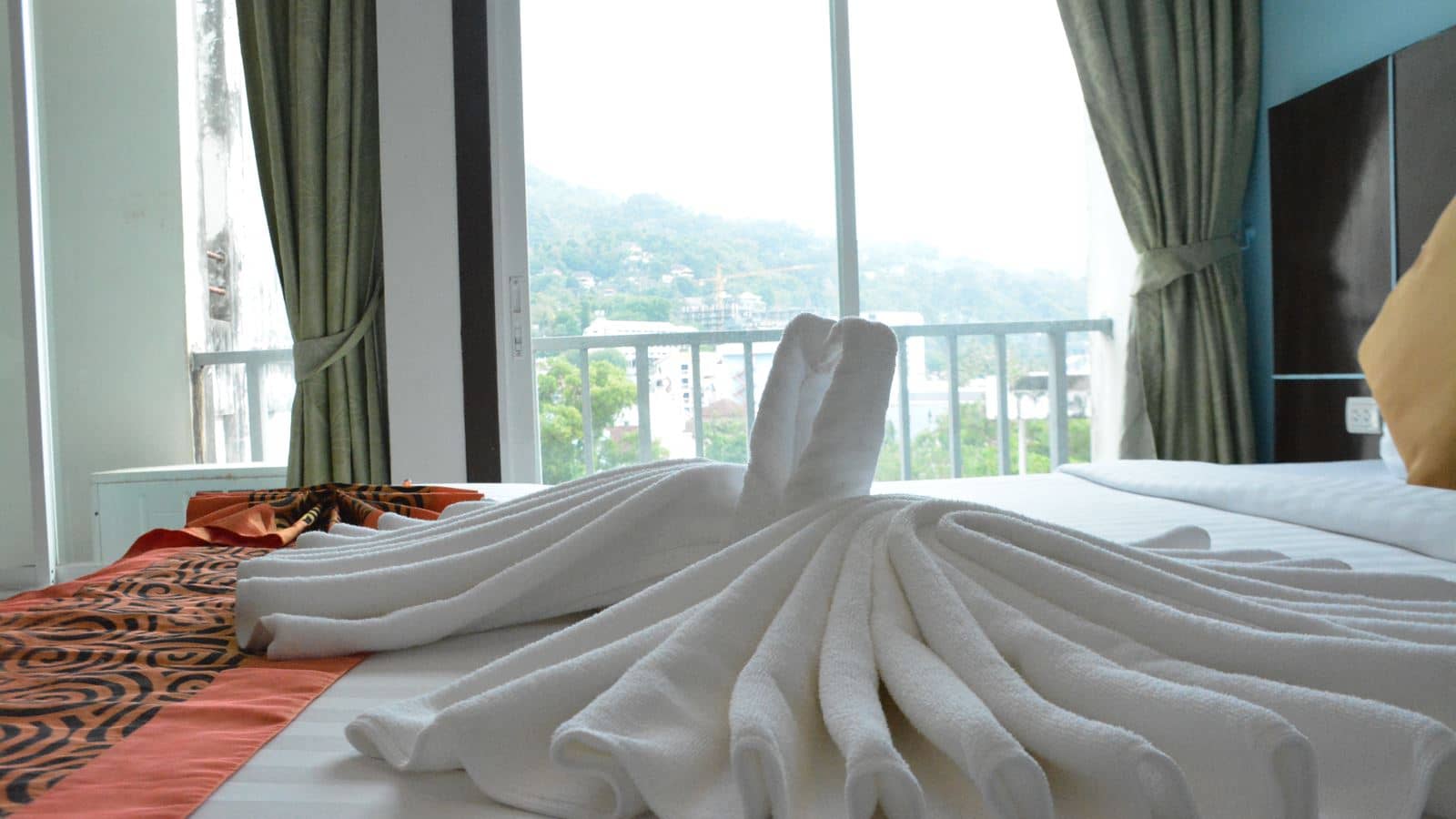 rooms-deluxe-room-with-bathtub