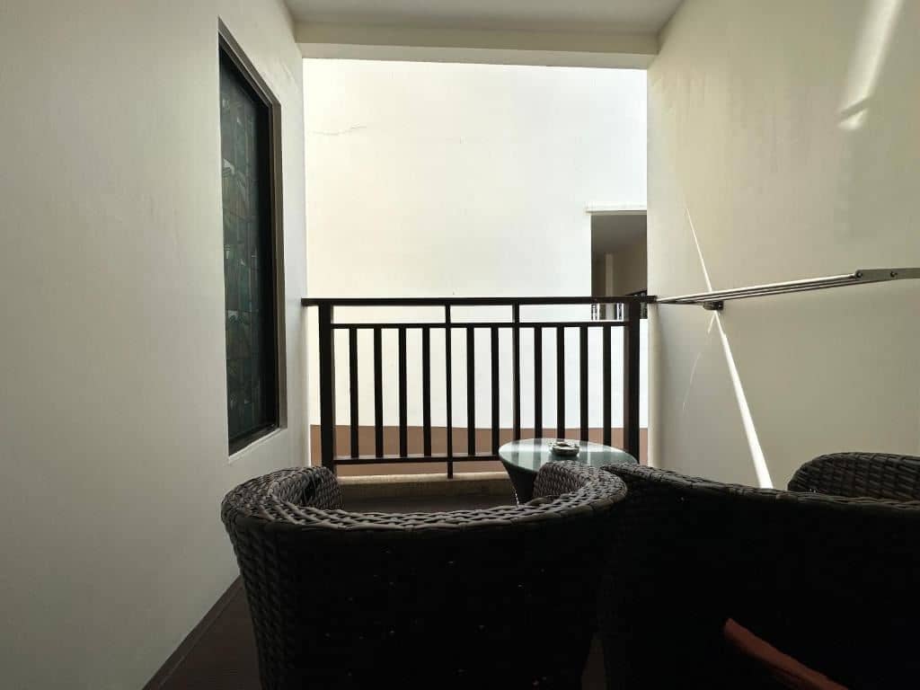 rooms-deluxe-balcony-twin