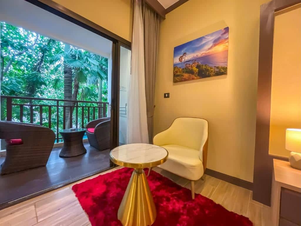 rooms-deluxe-balcony-king-garden-view