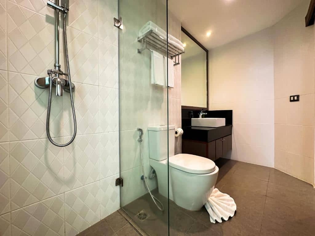 rooms-deluxe-premium-balcony-pool-view