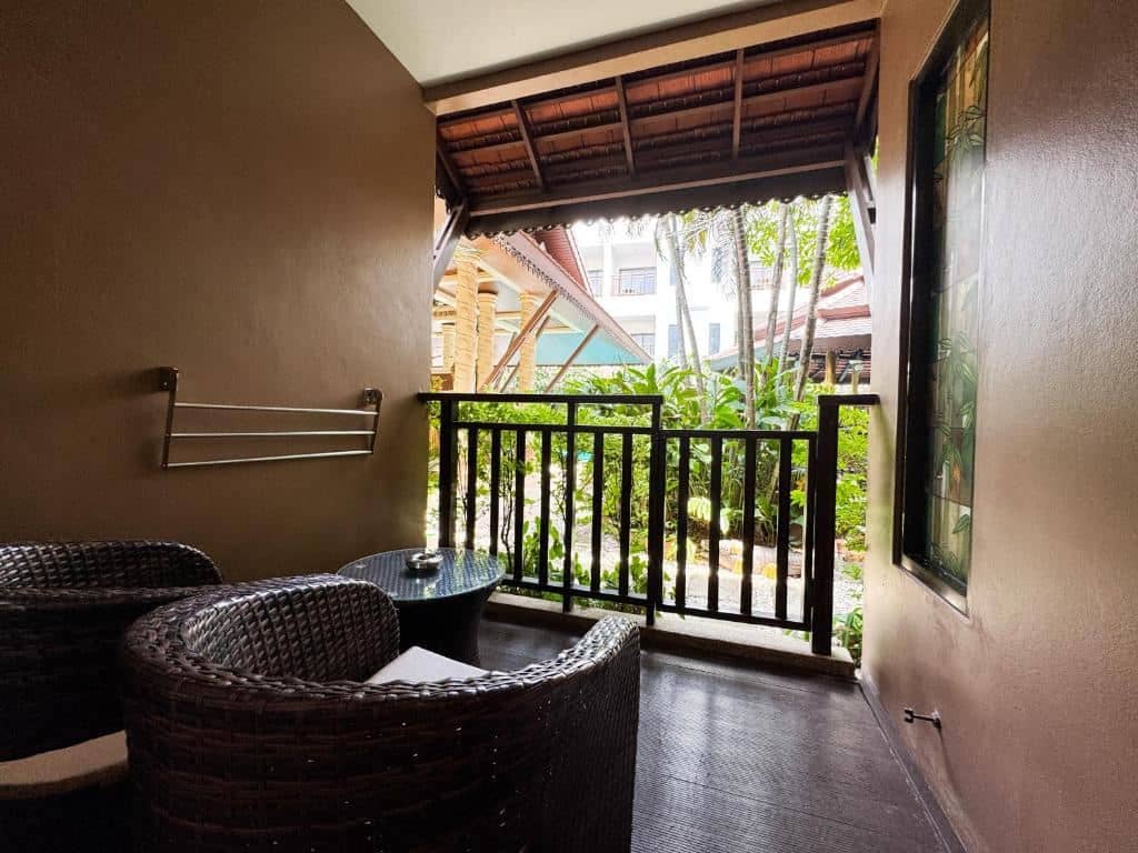 rooms-deluxe-pool-front