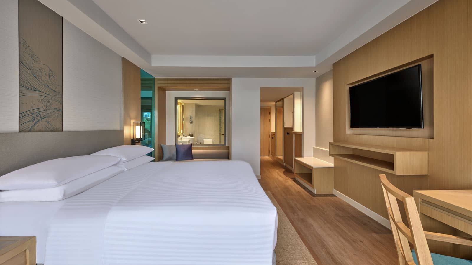 rooms-large-guest-room-pool-view