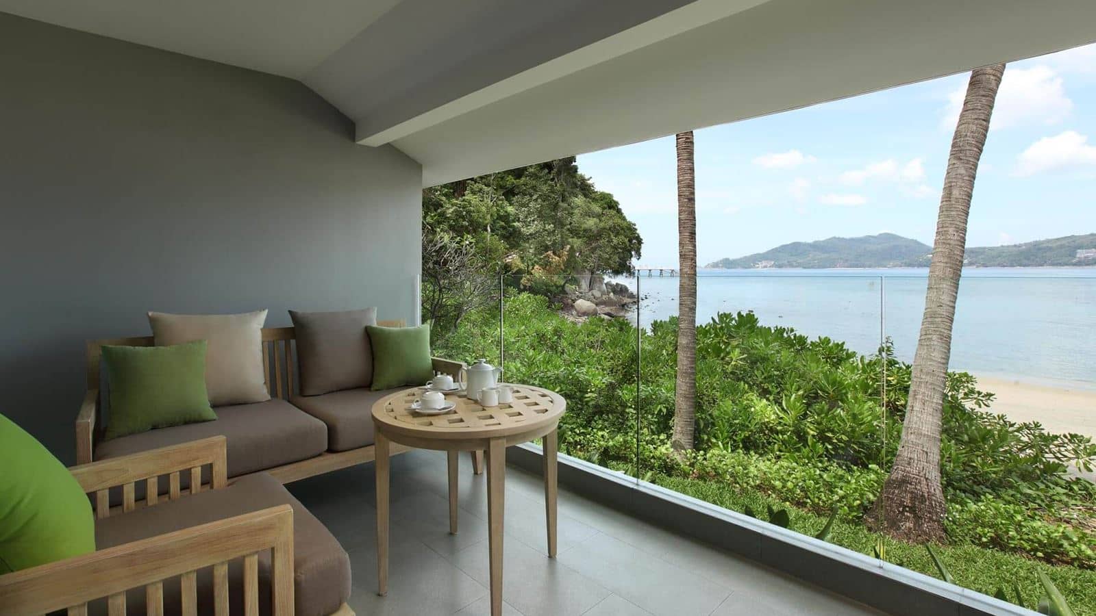 rooms-deluxe-ocean-front-balcony