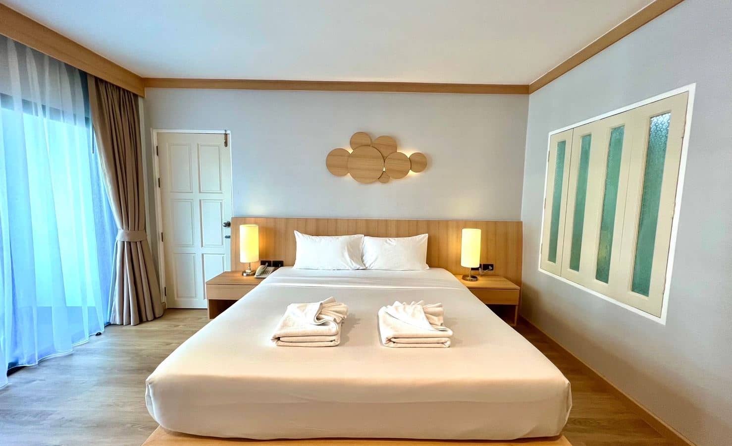 rooms-deluxe-pool-view