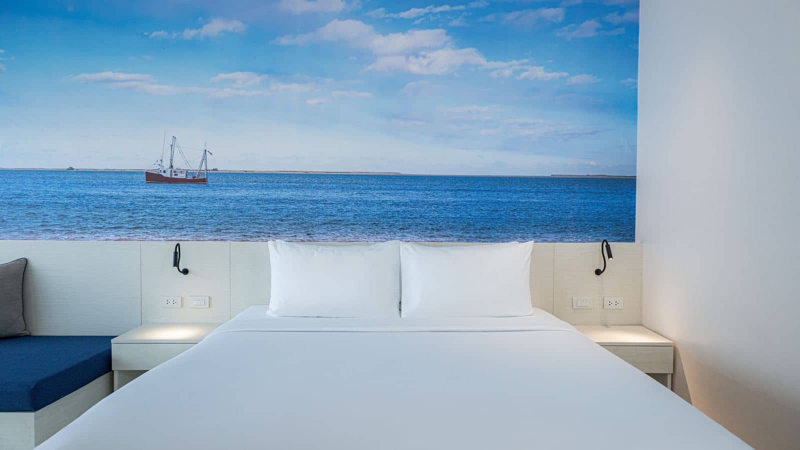 rooms-deluxe-renovated-pool-view