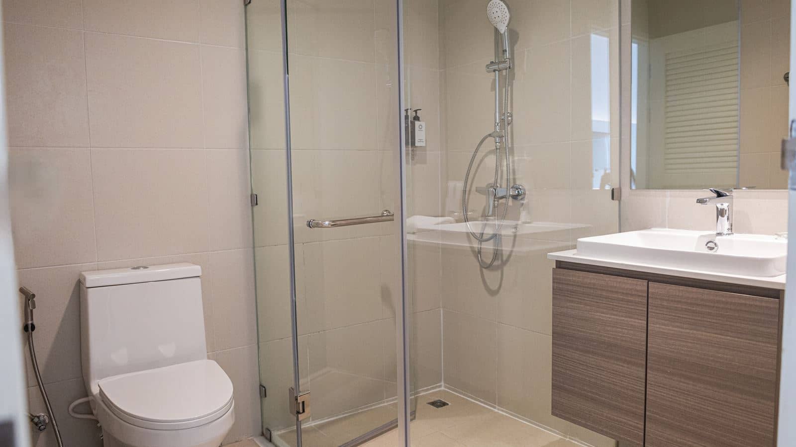 rooms-deluxe-renovated-pool-view