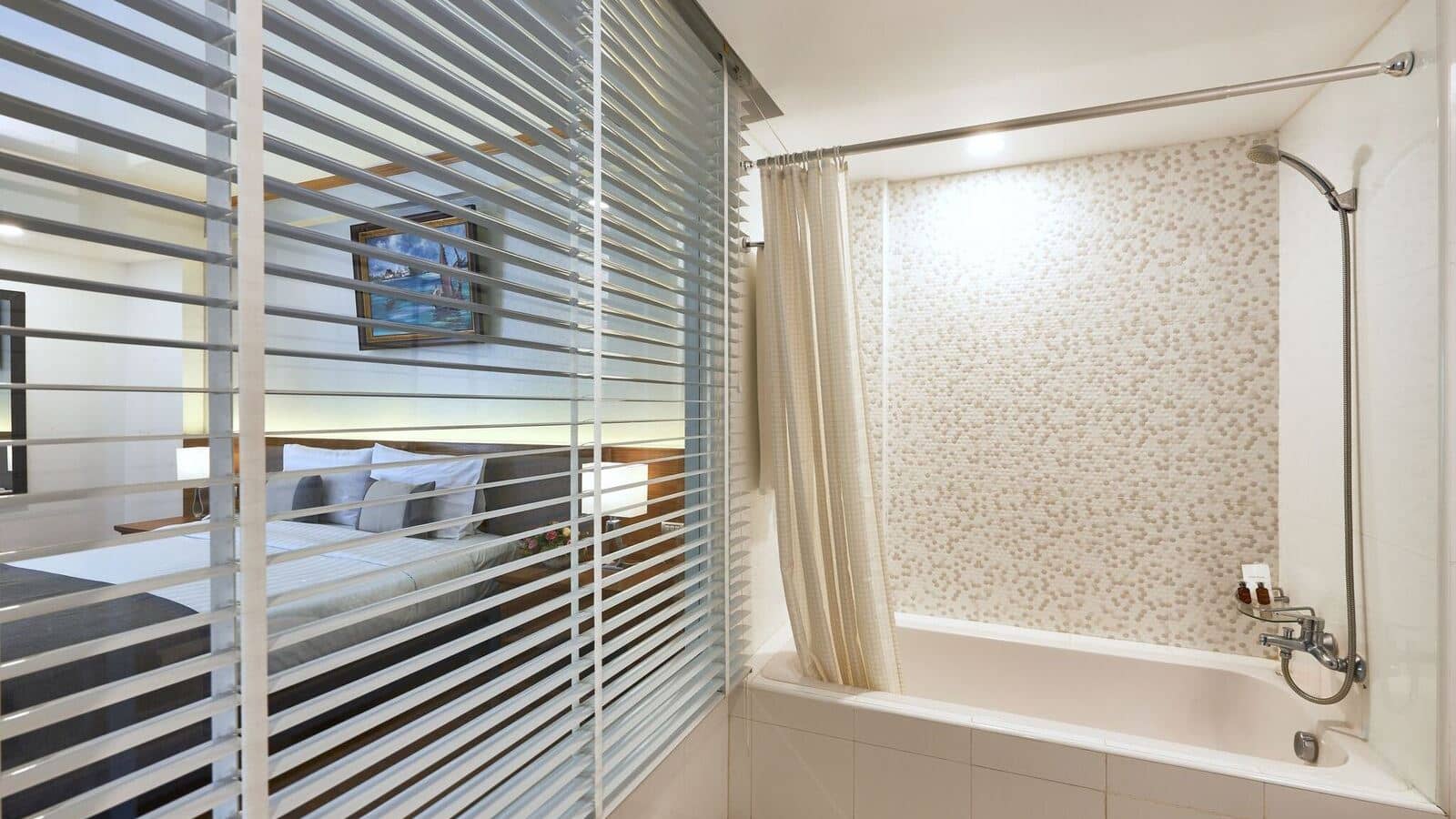 rooms-deluxe-room