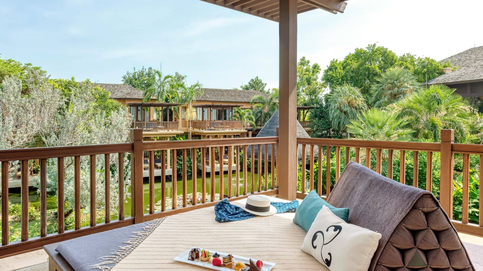 rooms-terrace-suite-with-lagoon-view