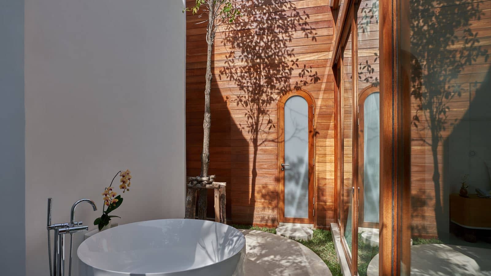 rooms-oceanfront-sala-pool-villa