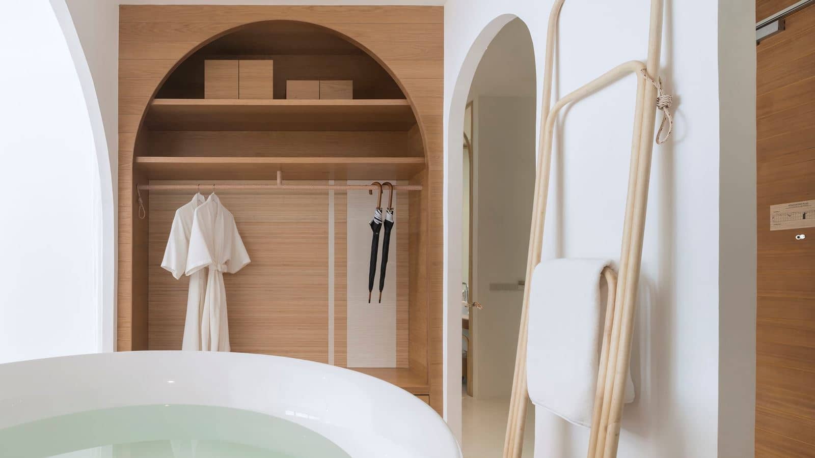 rooms-oceanfront-balcony-pool-suite