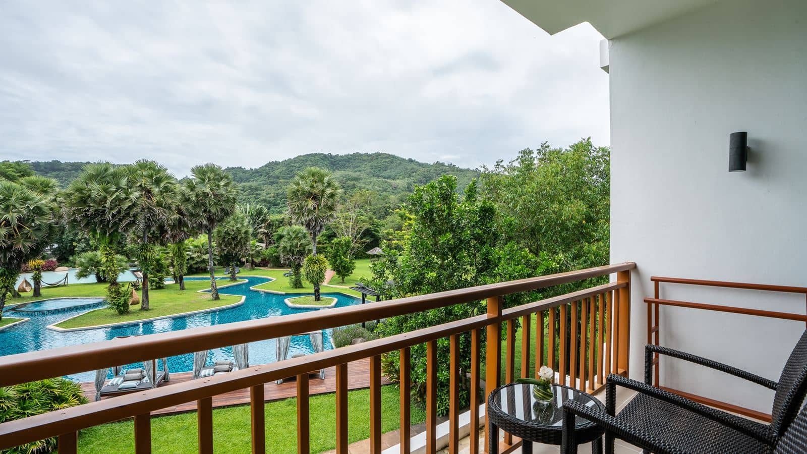 rooms-deluxe-pool-view