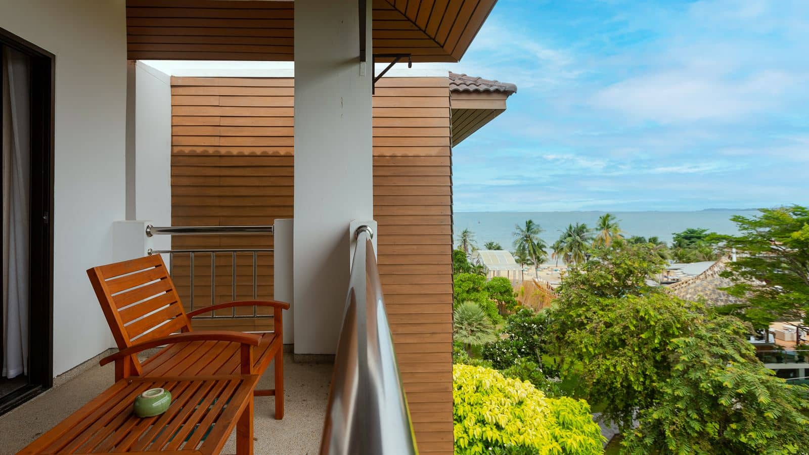 rooms-deluxe-pool-view-room