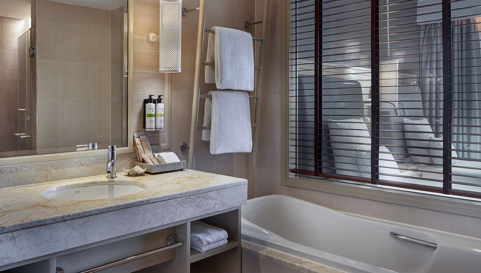 rooms-deluxe-garden-room