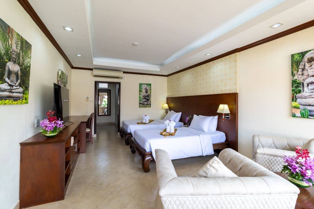 rooms-deluxe-hotel-room-pool-view