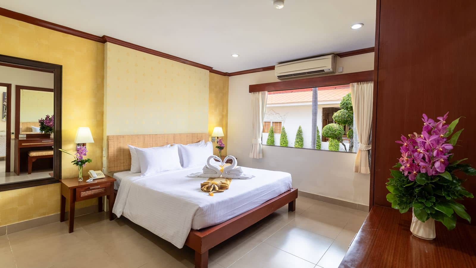 rooms-disable-apartment-room-king-bed