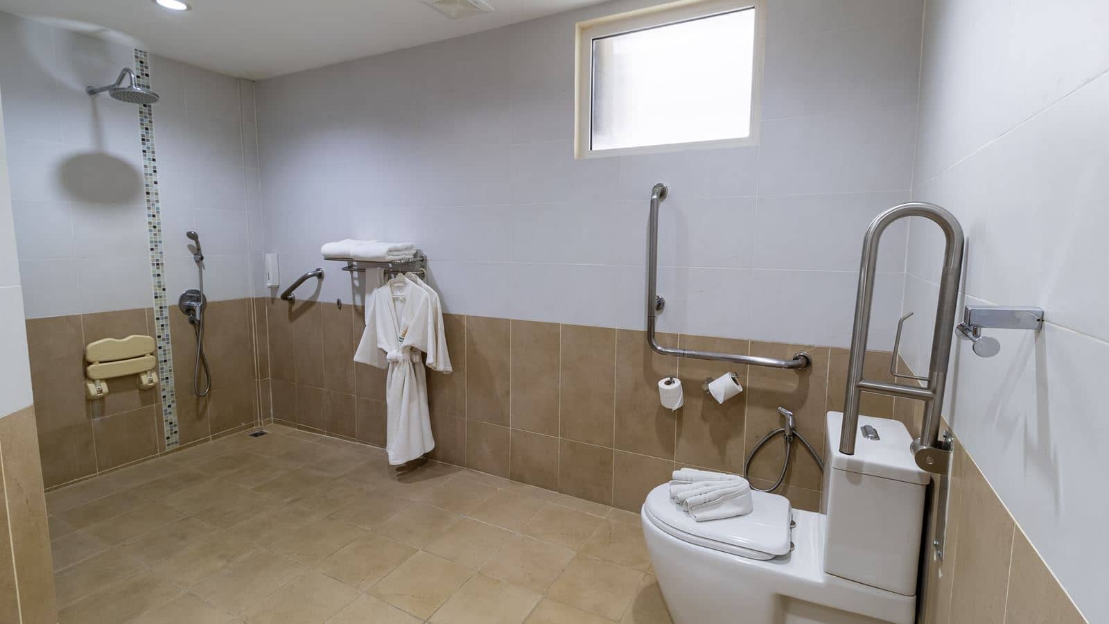 rooms-disable-apartment-room-king-bed