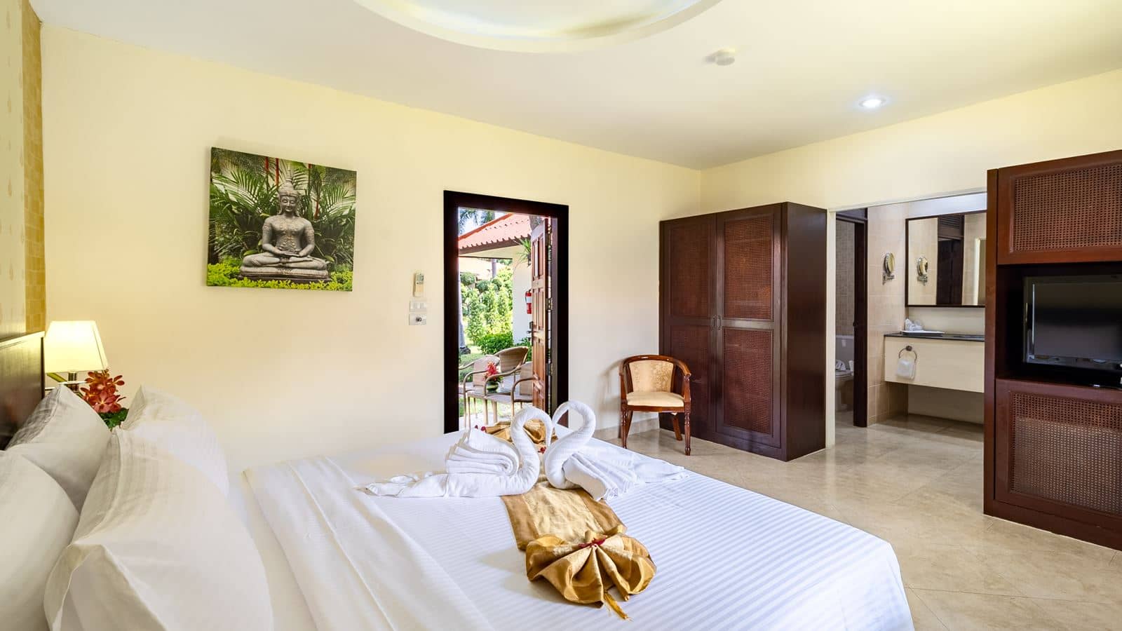 rooms-deluxe-bungalow-garden-view-king-bed