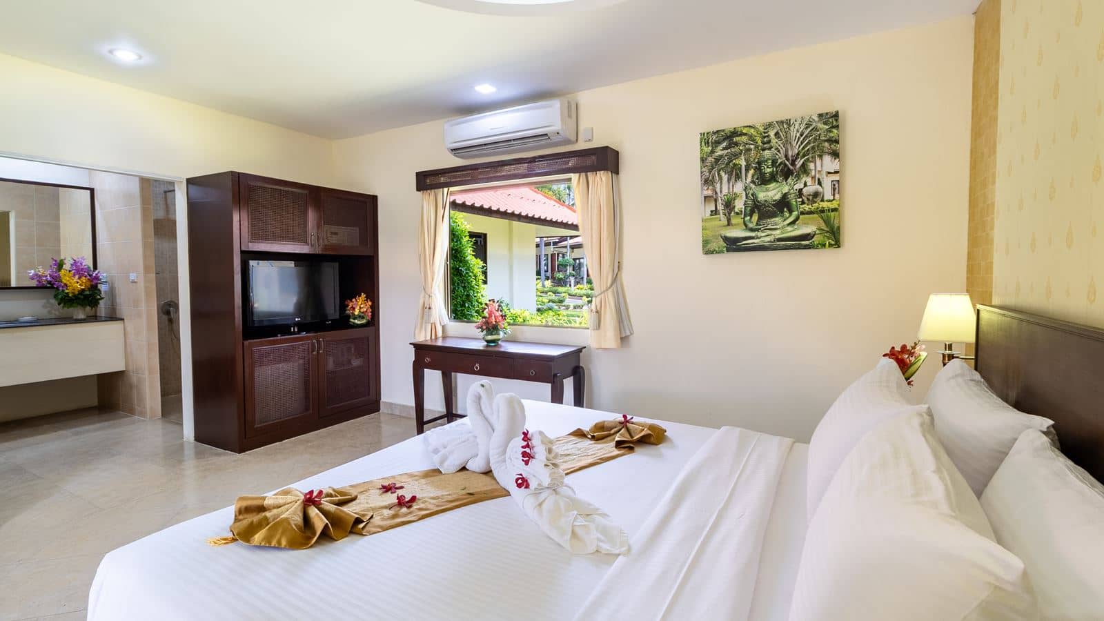 rooms-deluxe-bungalow-garden-view-king-bed
