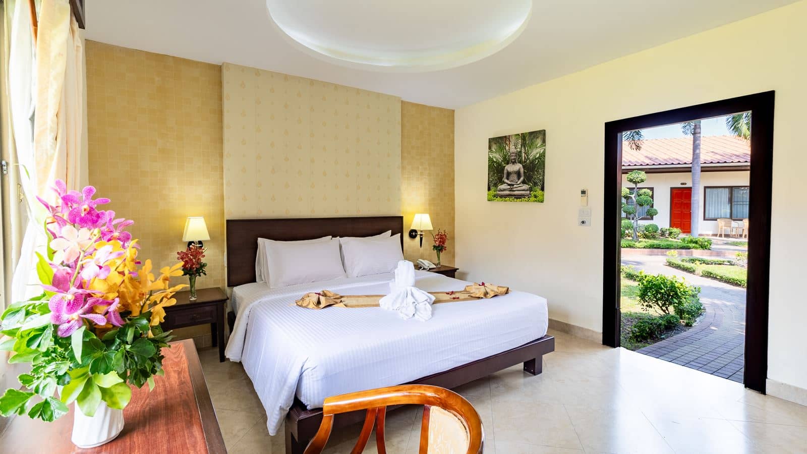rooms-deluxe-bungalow-garden-view-king-bed