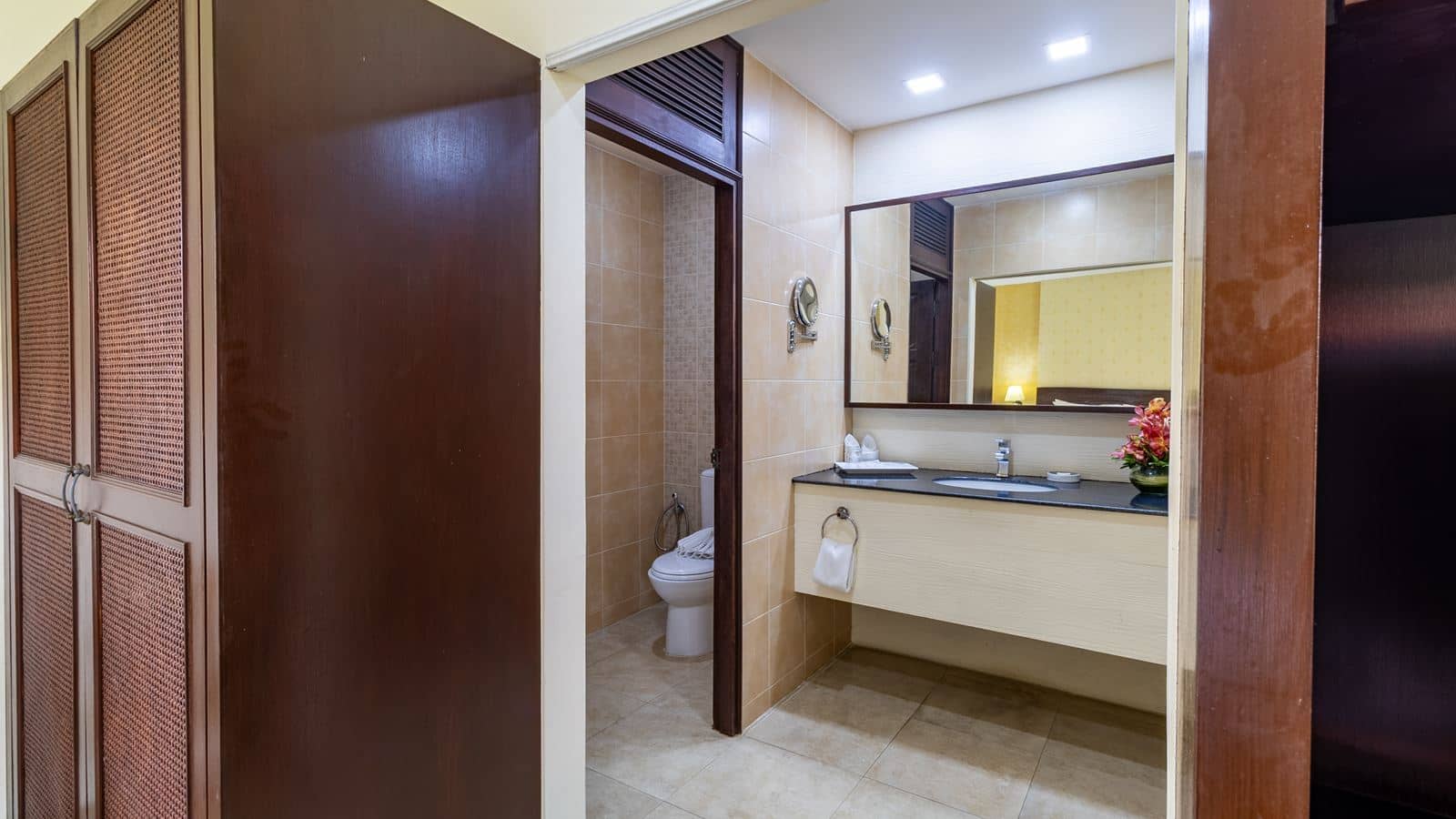 rooms-deluxe-bungalow-garden-view-king-bed