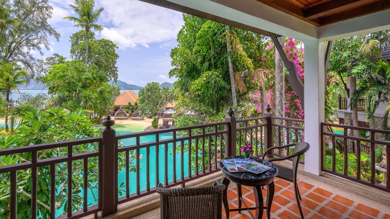 rooms-lagoon-poolside-with-bathtub