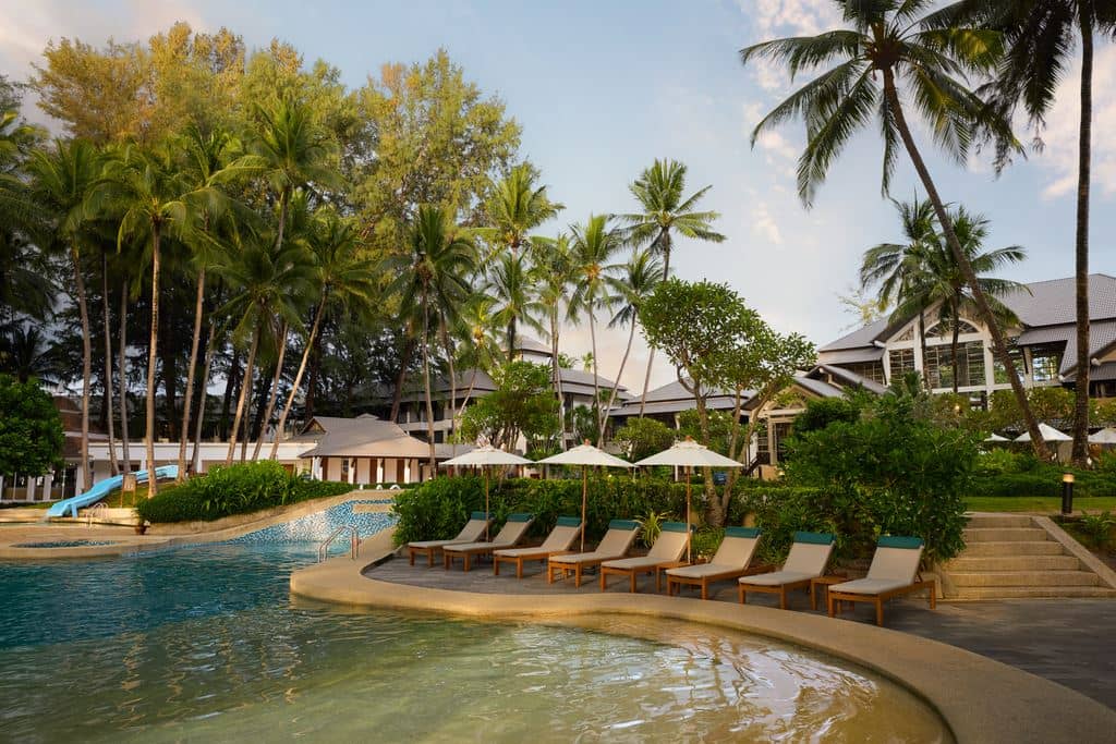 restaurants-pool-side-bar