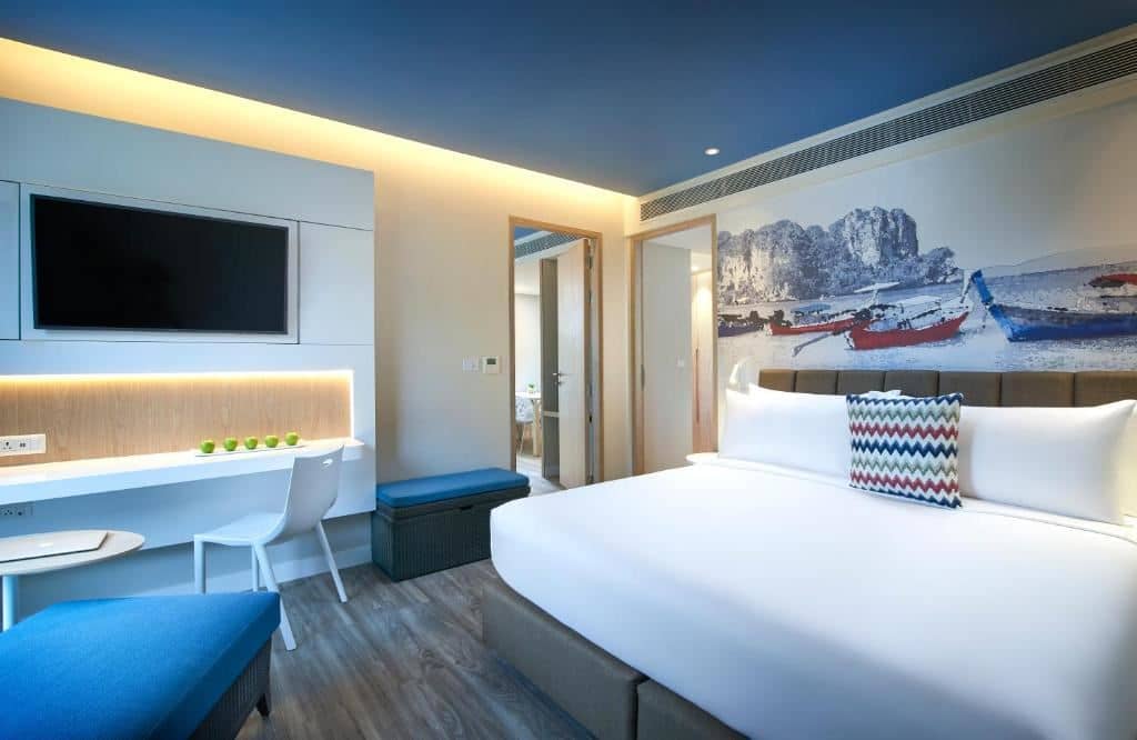 rooms-one-bedroom-suite-pool-balcony
