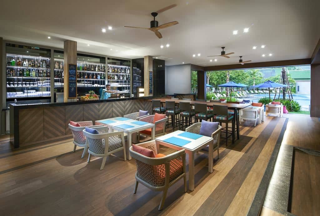 restaurants-pool-bar