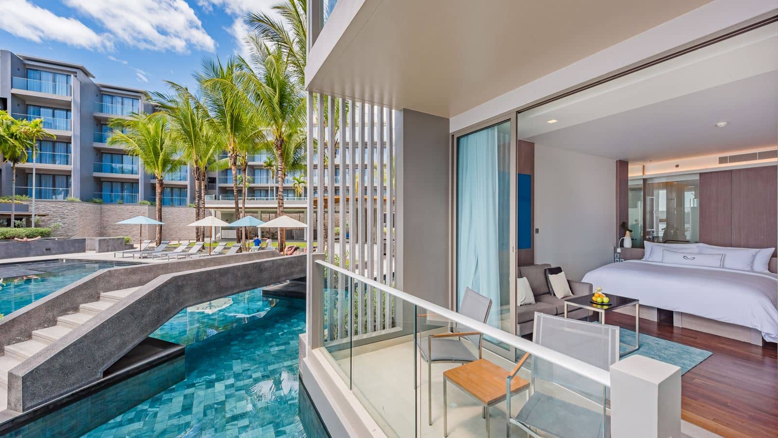 rooms-pool-access-comfy