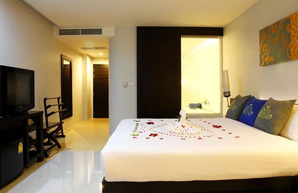 rooms-grand-deluxe-pool-view-room