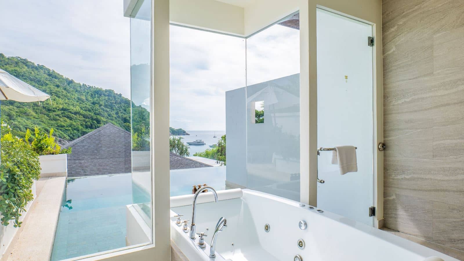 rooms-grand-pool-suite-with-partial-sea-view