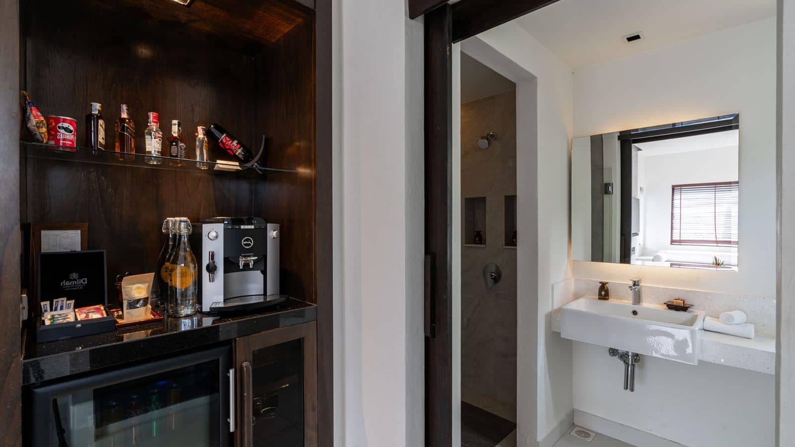 rooms-grand-pool-suite-sea-view