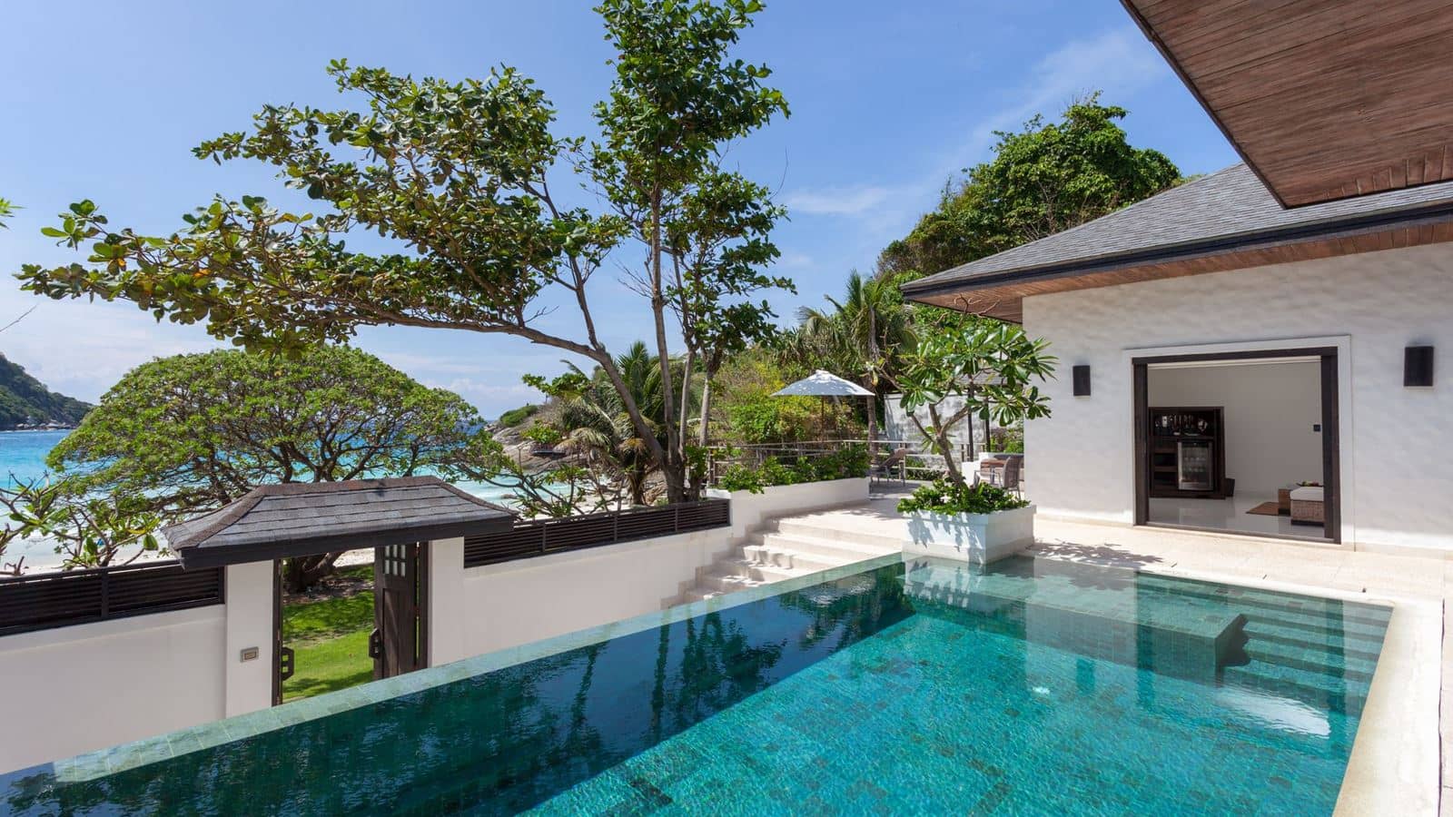 rooms-grand-pool-suite-beach-front