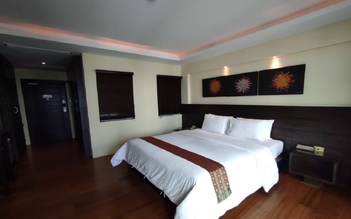 rooms-deluxe-building-view