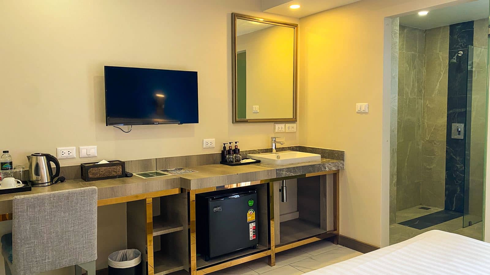 rooms-superior-city-view-king-bed-room