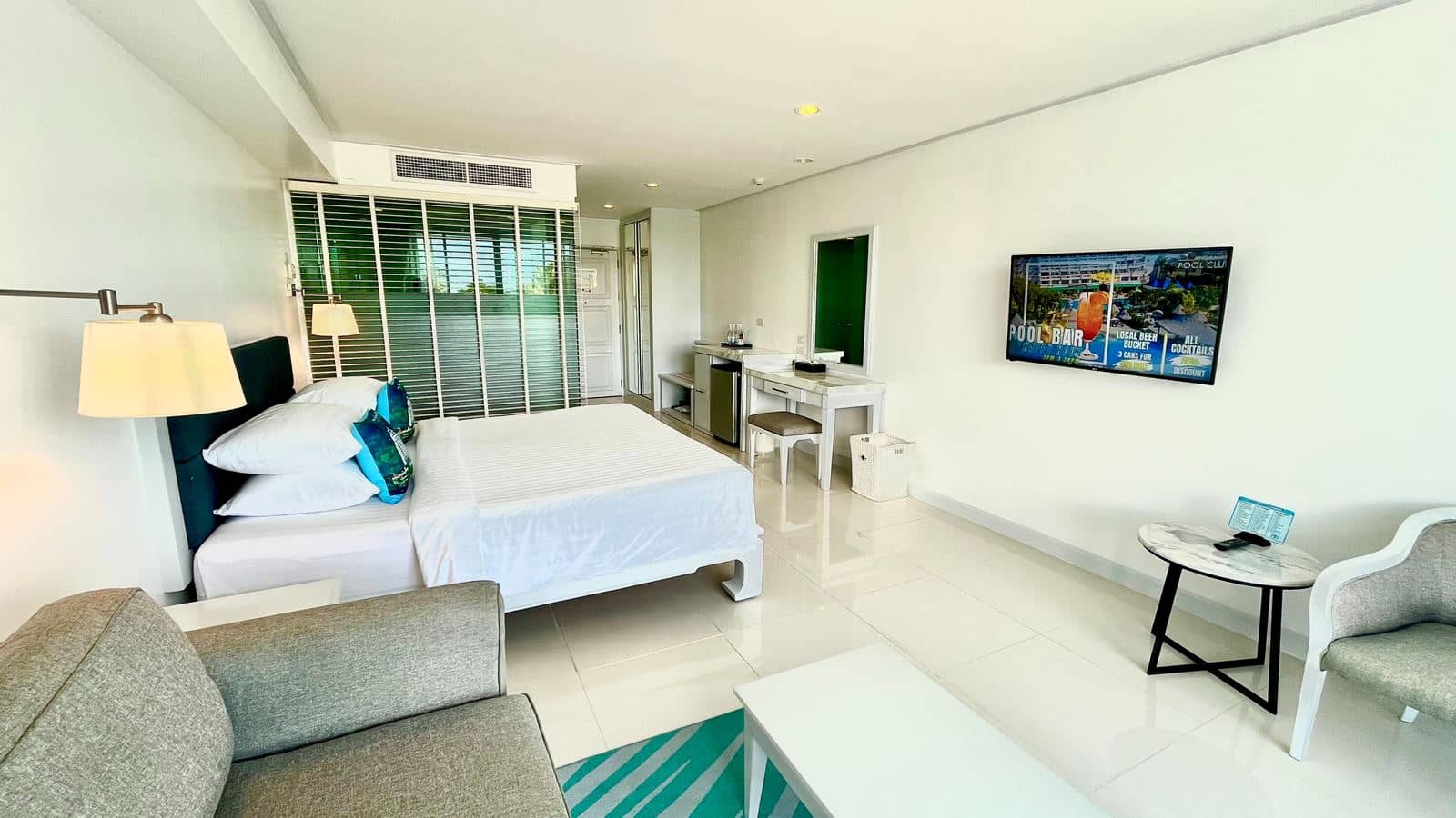 rooms-deluxe-pool-view
