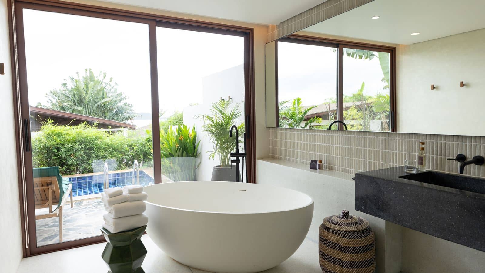 rooms-lux-2bedroom-garden-view-pool-villa