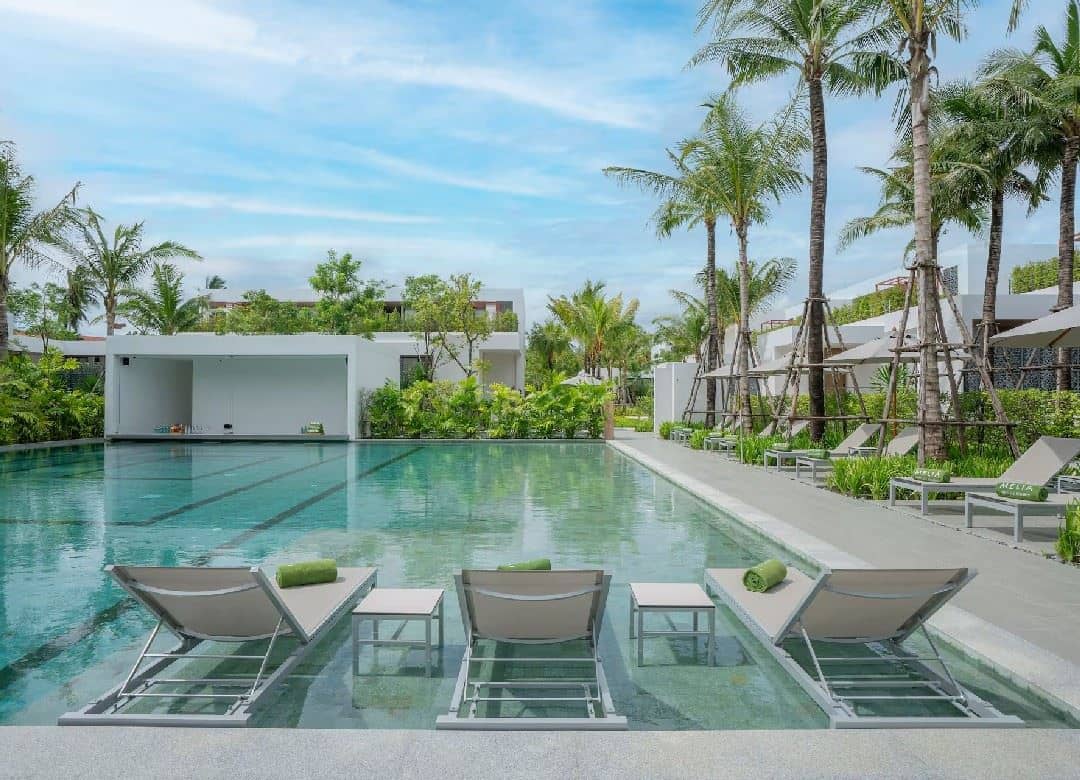 bars-lunar-swim-up-bar