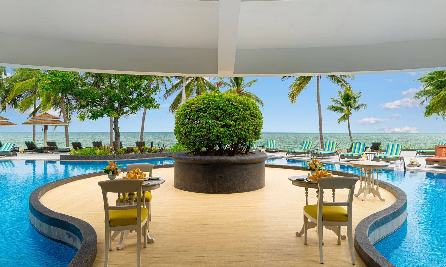 restaurants-la-ronde--pool-sensation