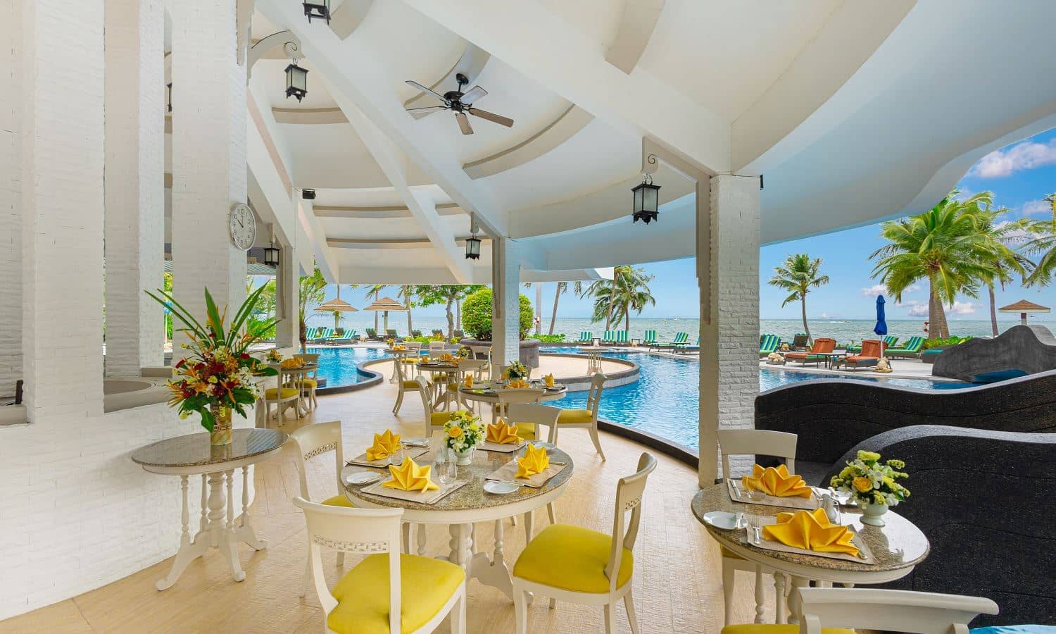 restaurants-la-ronde--pool-sensation