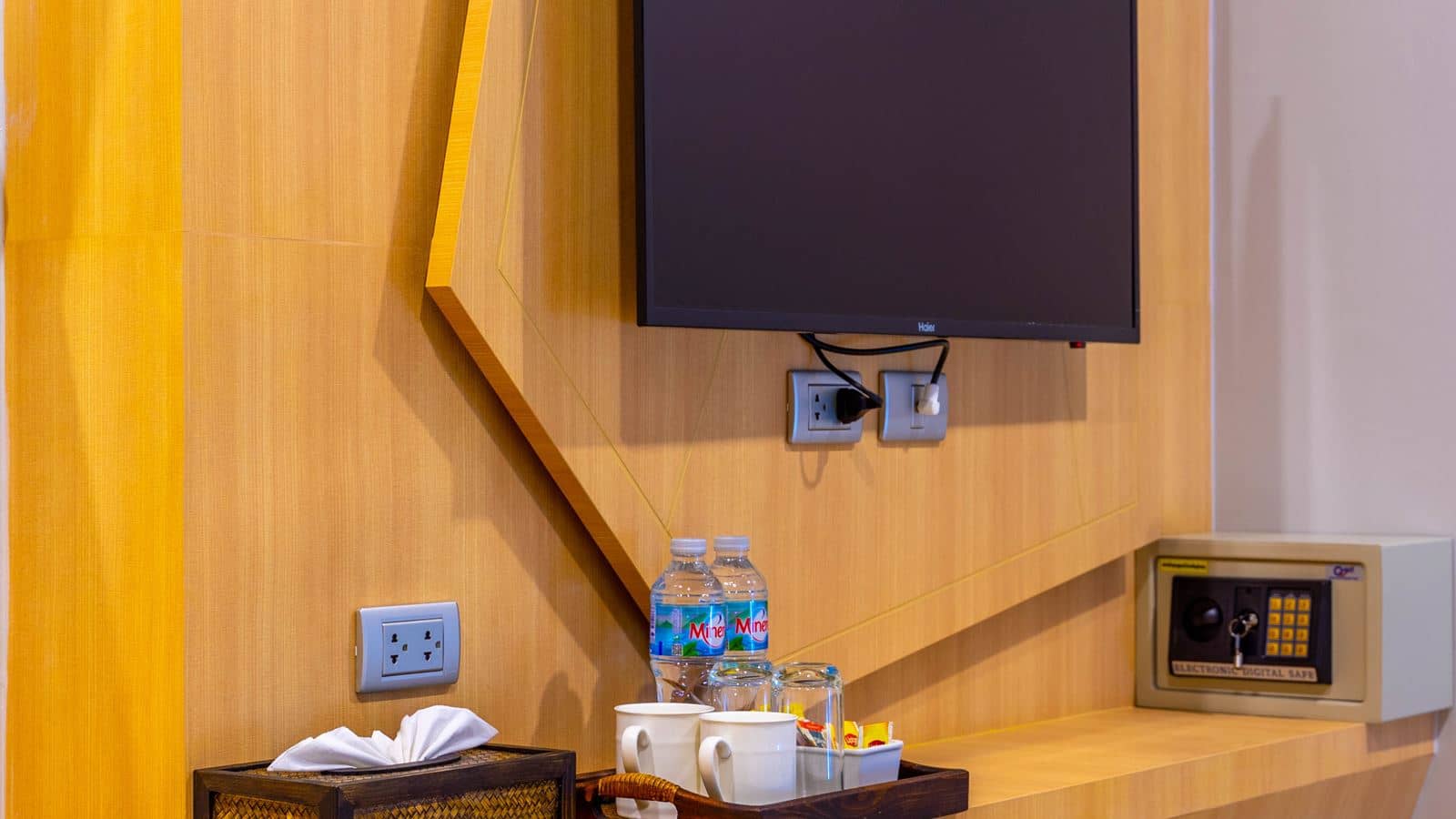 rooms-deluxe-room
