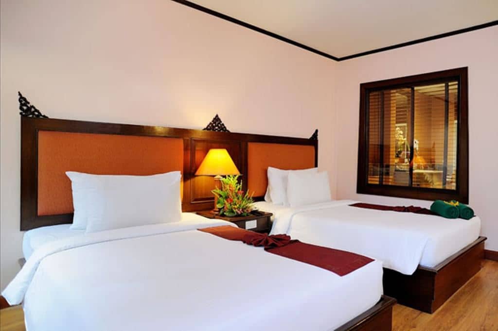 rooms-pool-access-room