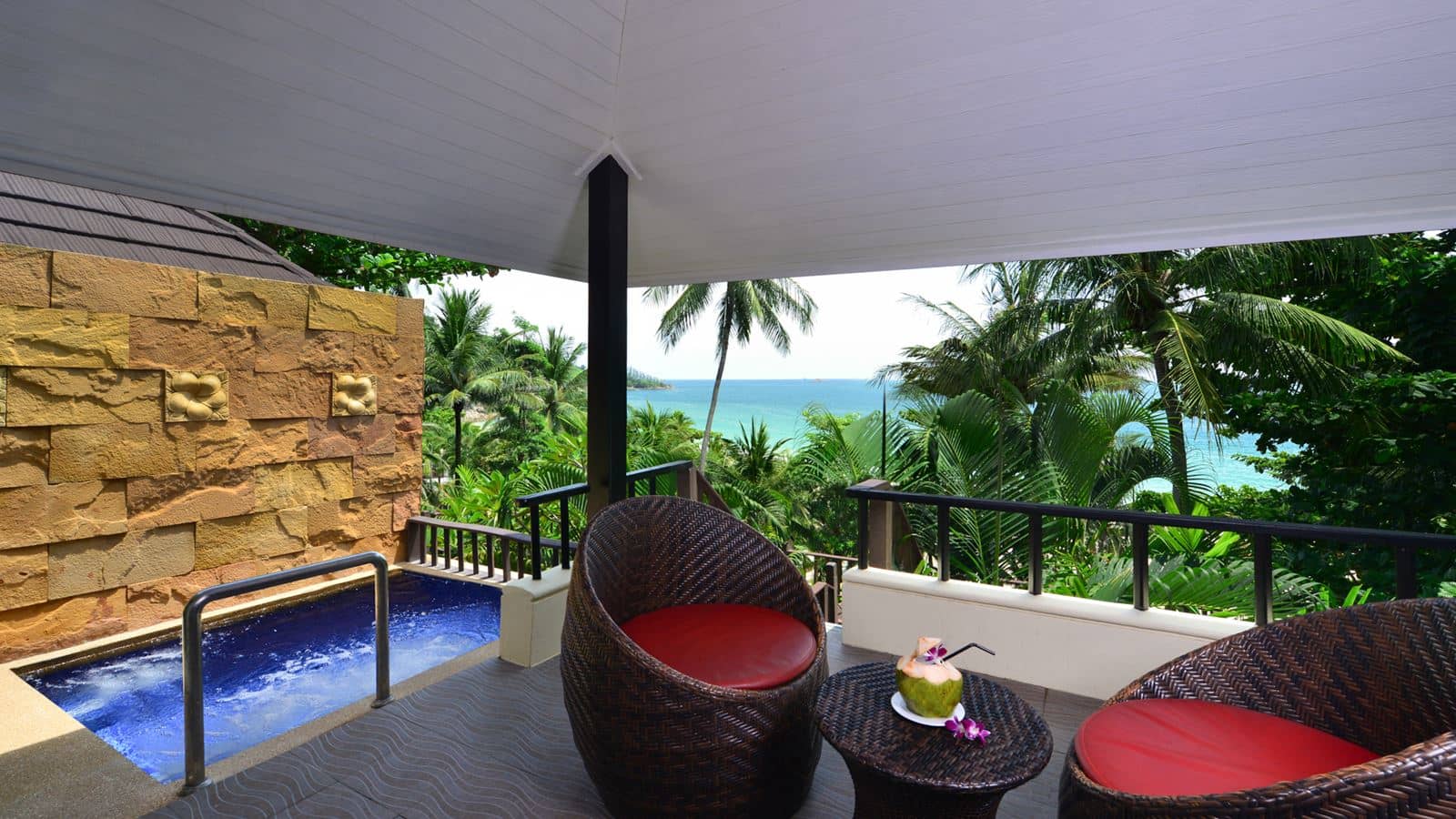 rooms-deluxe-jacuzzi-sea-view