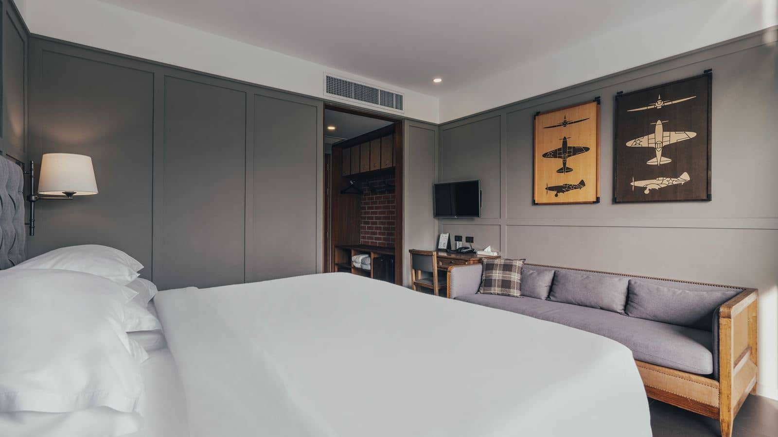 rooms-deluxe-pool-view