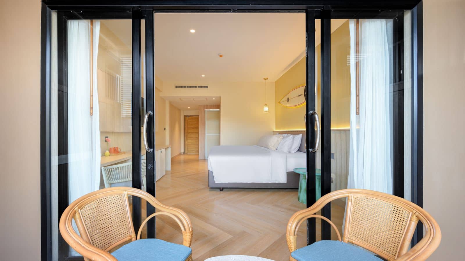 rooms-deluxe-balcony