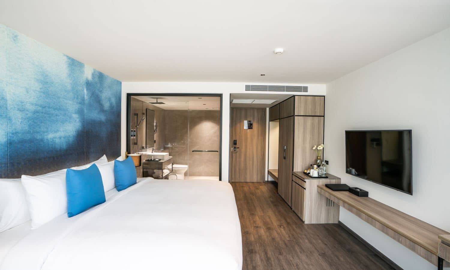 rooms-deluxe-city-view-double-bed