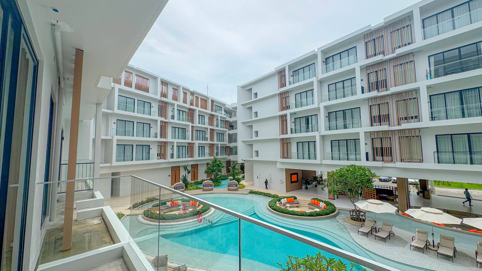 rooms-deluxe-poolview