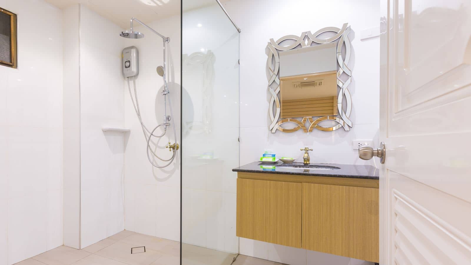 rooms-standard-room--no-window