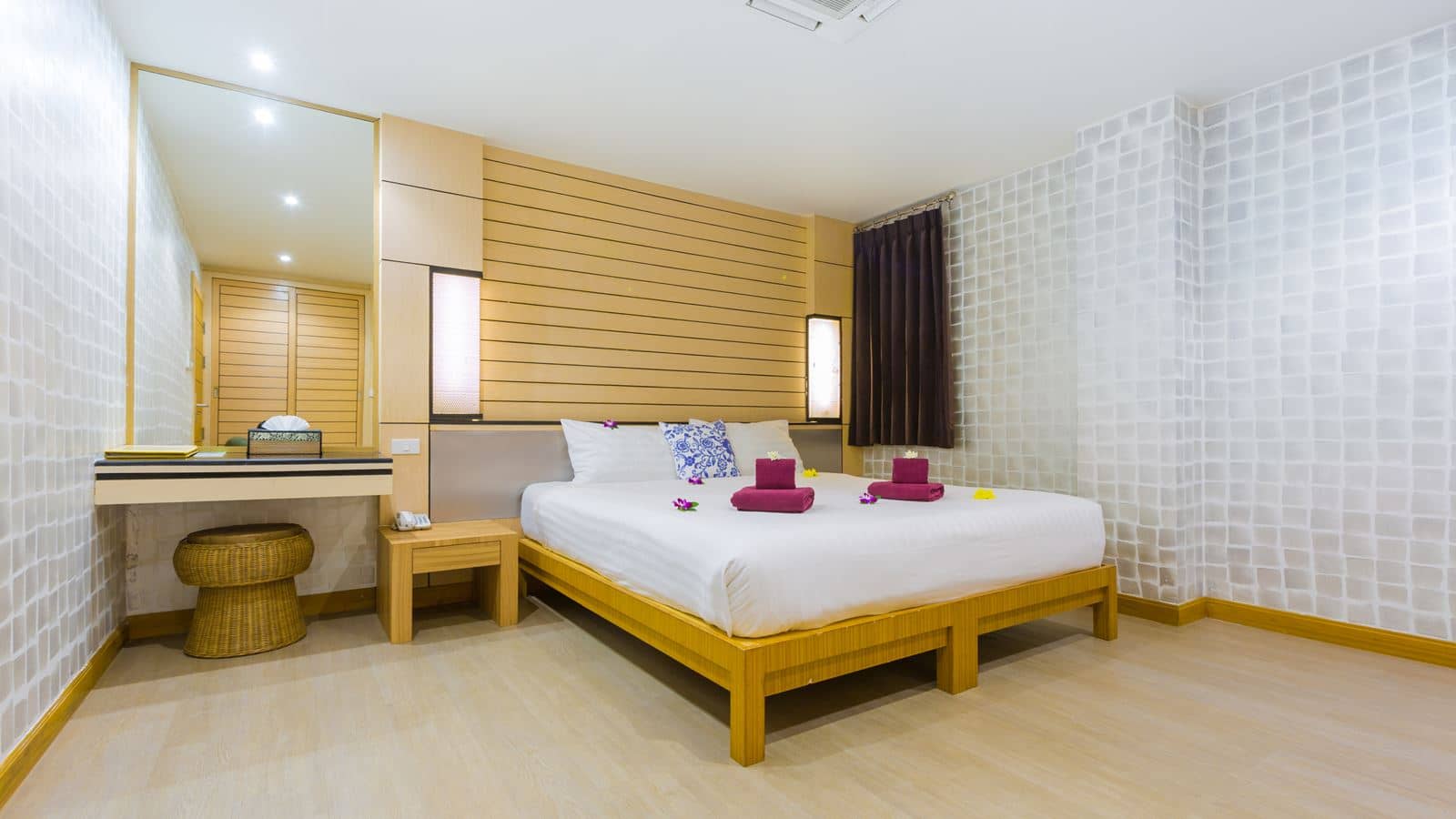rooms-standard-room--no-window